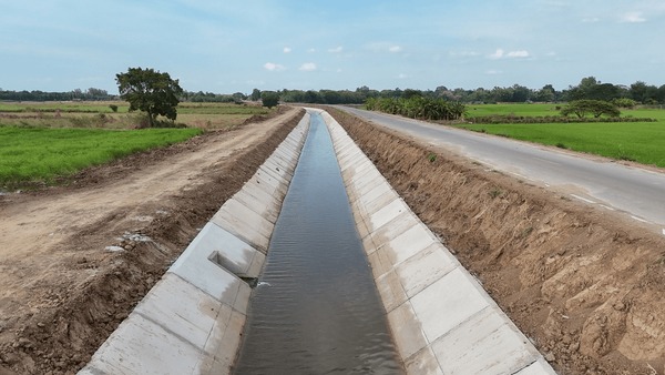 irrigation-canal-channel-concrete-wall-600nw-2558809203.jpg